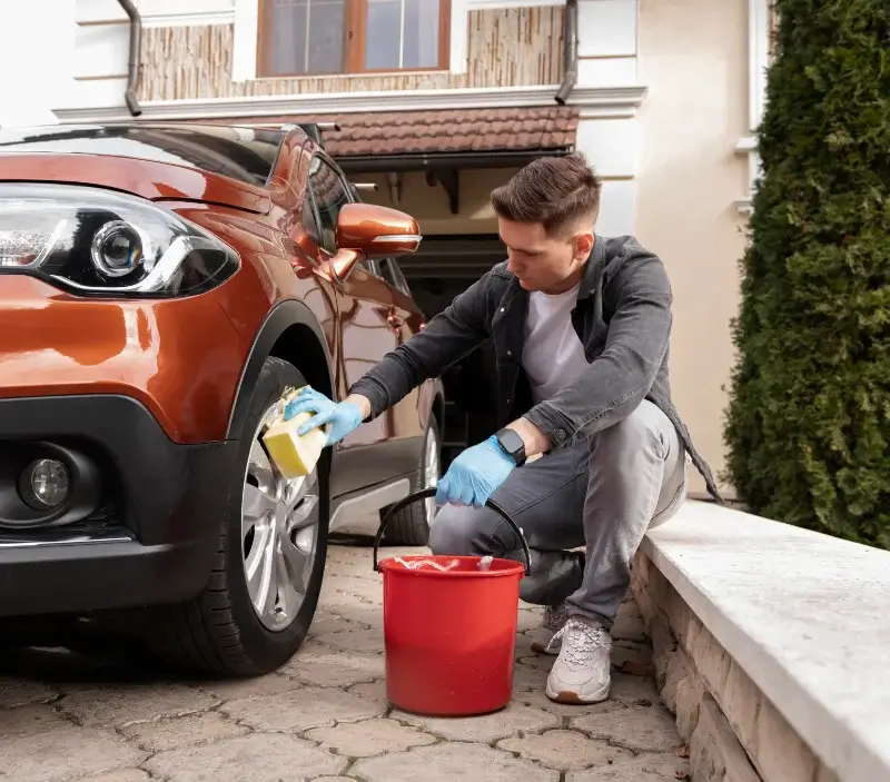 Lavage auto à domicile Châtillon-sur-Thouet : professionnel intervenant sur un véhicule